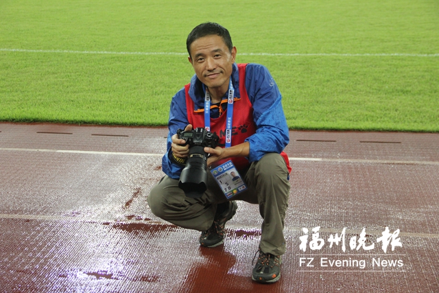 福州足球记录者王雄：风雨无阻对峙10年拍摄