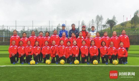 大凉山放飞绿茵梦 四川组建全国首支彝族女子足球队