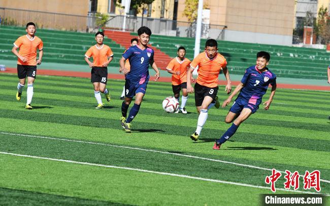 图为青少年足球选手在角逐中。　杨艳敏 摄