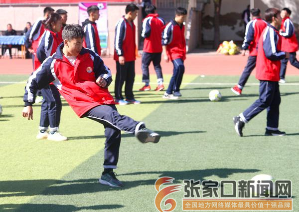 足球小将驰骋校园绿茵场