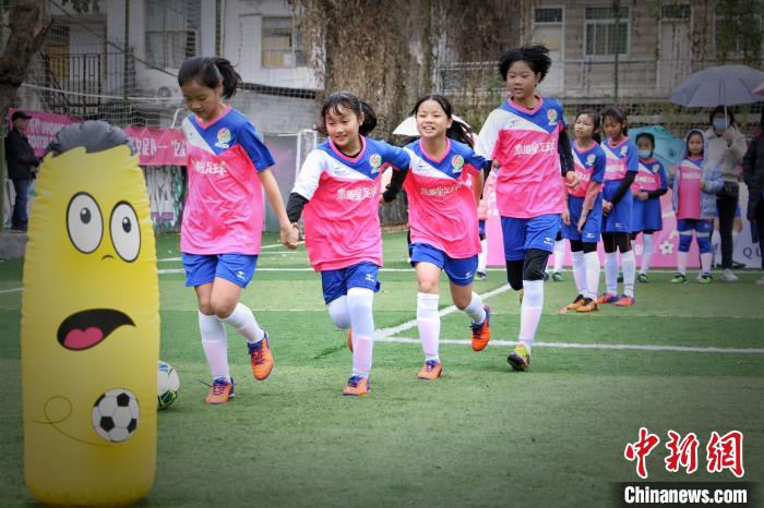 女孩们在趣味游戏中运球闯关。　林楷煜 摄