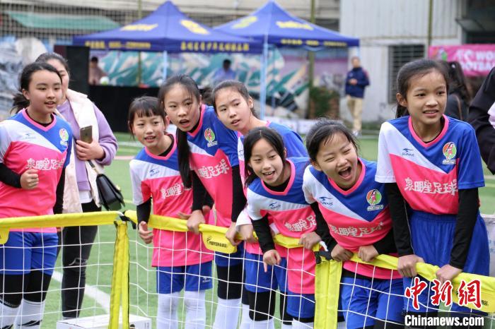 在场外的女孩们为伙伴加油打气。　林楷煜 摄